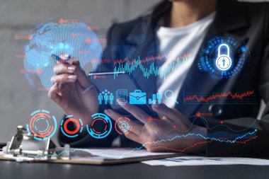 İş kadını akıllı telefon kullanarak not alıyor. Araştırma simgeleri holograma çift pozlama çizer. İş eğitimi kavramı.