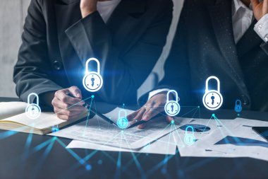 Ofiste birlikte çalışan iki iş kadını. Simgeleri kilitle holografik illüstrasyon çift pozlama.