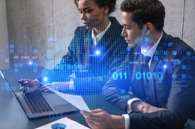 Uluslararası proje üzerinde çalışan iki iyi görünümlü iş adamı. Çoklu maruz kalma. Dünya Haritası Hologramı.