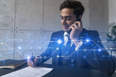 Ofiste telefon ve yüksek teknoloji temalı hologramdan bahsederken kağıtları imzalayan bir adam. Çifte maruziyet. Resmi giysi.