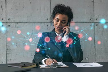 İş kadını telefonla ve soyut teknoloji hologramıyla konuşuyor. Çift pozlama.