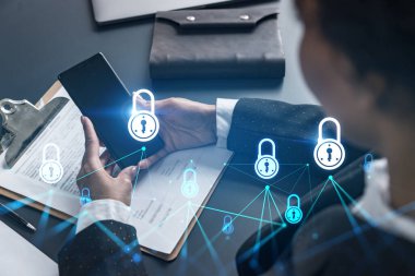 İş kadını telefonu kullanıyor, modern ofiste yeni bir proje üzerinde çalışıyor. Çifte maruziyet. Başarı kavramı. Güvenlik hologramını kilitle.