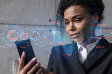 İş kadını telefonu kullanıyor, modern ofiste yeni bir proje üzerinde çalışıyor. Çifte maruziyet. Başarı kavramı. Güvenlik hologramını kilitle.