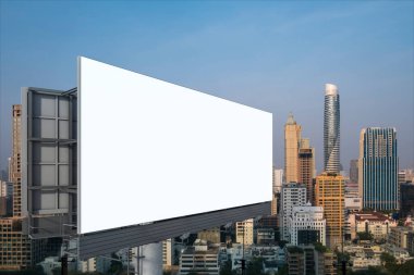 Gün batımında Bangkok şehir manzaralı boş beyaz yol reklam panosu. Sokak reklam afişi, maket, 3 boyutlu tasarım. Yan görüş. Pazarlama iletişimi fikri desteklemek veya satmak için.