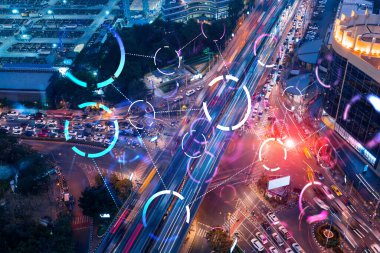 Soyut teknoloji hologramları, gece yoğun şehir trafiği otobanında, havadan yolun üst görüntüsünde gösteriyor. Ulaşım altyapısının bağlantı ağı. Lojistikteki yüksek teknoloji kavramı.
