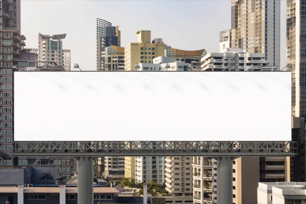 Tomma vit väg skylt med Bangkok stadsbild bakgrund på dagen. Affisch för gatureklam, modell, 3D-återgivning. Framifrån. Begreppet marknadskommunikation för att främja eller sälja idéer. — Stockfoto