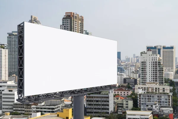 Бланширующая белая дорожная доска на фоне города Бангкока в дневное время. Уличная реклама, макет, 3D рендеринг. Вид сбоку. Концепция маркетинговой коммуникации для продвижения или продажи идеи. — стоковое фото