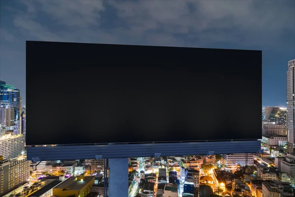 曼谷城市景观背景的空白黑色路标。街头广告海报，模拟，3D渲染。前面的景色营销传播理念的营销理念. — 图库照片