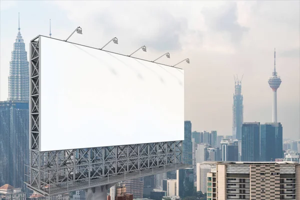 Cartelera blanca en blanco del camino con el fondo del paisaje urbano de KL en el tiempo del día. Cartel publicitario callejero, maqueta, representación 3D. Vista lateral. El concepto de comunicación de marketing para promover o vender la idea. — Foto de Stock