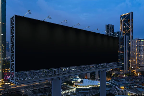 Panneau d'affichage noir blanc avec fond de paysage urbain KL la nuit. Affiche publicitaire, maquette, rendu 3D. Vue latérale. Le concept de communication marketing pour promouvoir ou vendre une idée. — Photo