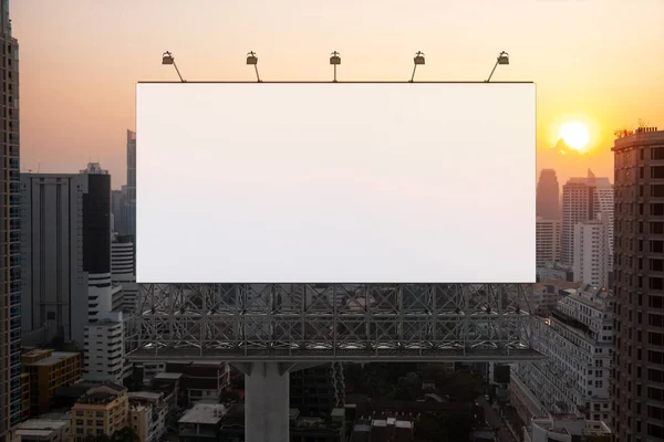 Білий рекламний щит з тилом у Бангкоку на заході сонця. Вуличний рекламний плакат, глузування, 3D-рендеринг. Передній вид. Концепція маркетингового зв'язку для просування або продажу ідеї. — стокове фото