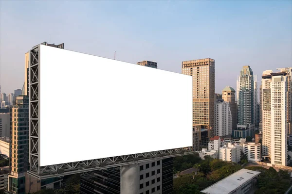 落日时分，曼谷市景背景的空白白路广告牌。街头广告海报，模拟，3D渲染。侧视图。推广或推销观念的营销传播概念. — 图库照片