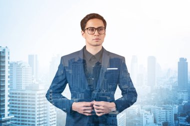 Takım elbiseli ve gözlüklü genç yakışıklı işadamı MBA mezuniyetinden sonra yeni kariyer fırsatları hayal ediyor. Bangkok arka planda. Çift pozlama.