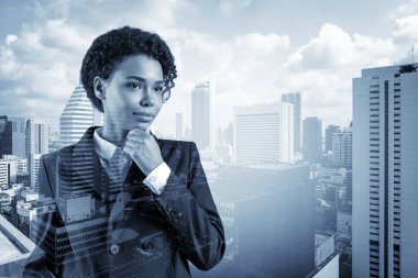 Çekici siyahi Afro-Amerikalı iş kadını elleri çenesinde nasıl başarılı olunacağını düşünüyor, yeni kariyer fırsatları, yüksek lisans. Bangkok arka planda. Çift pozlama.