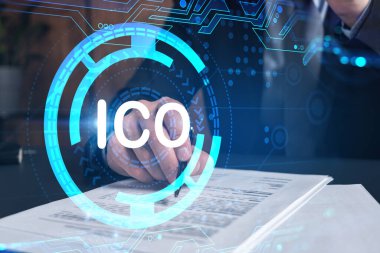 Takım elbiseli bir işadamı beyaz kağıt imzalar. ICO ikon hologramıyla çift pozlama. Sözleşme imzalayan adam. Engelleme pazarı analizi ve yatırım kavramı.