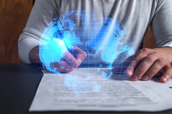 Podwójna ekspozycja człowieka podpisującego kontrakt i hologram mapy świata. Pojęcie powiązań między międzynarodowymi przedsiębiorcami. — Zdjęcie stockowe