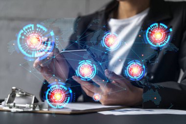 İş kadını akıllı telefon kullanarak not alıyor. Dünya haritası hologramı çifte pozlama.