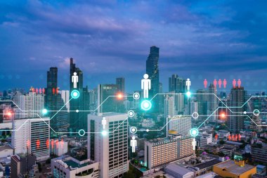 Asya, Bangkok 'un günbatımı panoramik şehir manzarası üzerine sosyal medya simgelerinin hologramı. İnsan ilişkileri kavramı. Çoklu pozlama.
