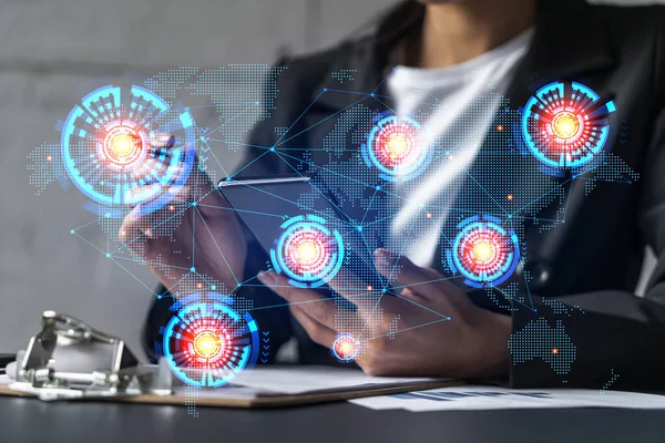 İş kadını akıllı telefon kullanarak not alıyor. Dünya haritası hologramı çifte pozlama.