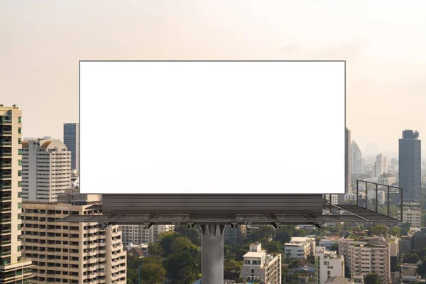 Cartelera blanca en blanco con fondo de paisaje urbano de Bangkok durante el día. Cartel publicitario callejero, maqueta, representación 3D. Vista frontal. El concepto de comunicación de marketing para promover o vender la idea. —  Fotos de Stock