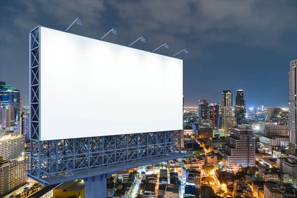 Panneau d'affichage blanc blanc avec fond de paysage urbain de Bangkok la nuit. Affiche publicitaire, maquette, rendu 3D. Vue latérale. Le concept de communication marketing pour vendre l'idée. — Photo