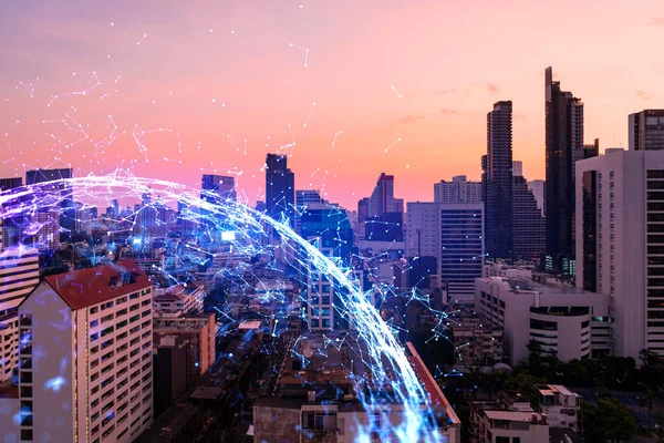 Soyut teknolojinin parlayan simgelerinin hologramı, günbatımında Bangkok 'un panoramik şehir manzarası, Asya. Dünyalar konsepti teknolojik değişiklikler. Çift pozlama.