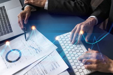 Şirket stratejisi üzerinde çalışan iki iş adamı. İstatistikleri analiz etmeye çalış. Finansal hava tahminleri hologramı. Çift pozlama.