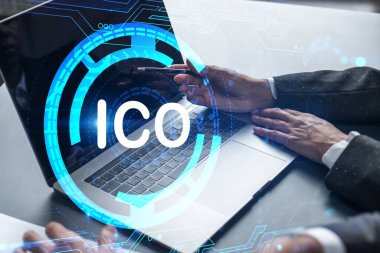 ICO projesini piyasaya sürmek için beyaz kağıt üzerinde birlikte çalışan iki iş adamı. İstatistikleri analiz etmeye ve işlemleri optimize etmeye çalış. İlk madeni para hologram sunar. Çift pozlama.