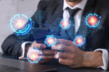 Telefon kullanan bir iş adamı. Dünya haritası hologramı. Çoklu maruz kalma. Uluslararası iş kavramı.