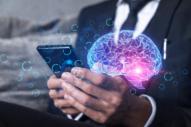 İş adamı yeni fırsatlar arıyor, telefon geçmişini kullanıyor. Beyin simgesi hologramı.