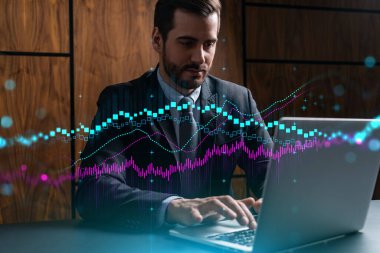 Dizüstü bilgisayar teknolojisi ile çalışan işadamı çevrimiçi ticaret grafiği ve grafiği hazırlıyor, veri çizim kavramını daktilo ediyor. Çift pozlama.