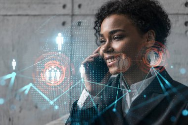 İş kadını telefon ve sosyal ağ hologramı konuşuyor. Çift pozlama.