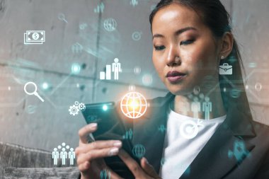 İş kadını telefonu kullanıyor, modern ofiste yeni bir proje üzerinde çalışıyor. Çifte maruziyet. Başarı kavramı.