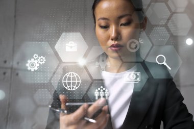 İş kadını telefonu kullanıyor, modern ofiste yeni bir proje üzerinde çalışıyor. Çifte maruziyet. Başarı kavramı.