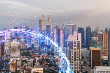 Güneş batarken Kuala Lumpur 'un panoramik şehir manzarası, Malezya, Asya' da parlayan soyut teknoloji hologramı. Dünyalar konsepti teknolojik değişiklikler. Çift pozlama.