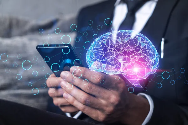 İş adamı yeni fırsatlar arıyor, telefon geçmişini kullanıyor. Beyin simgesi hologramı.