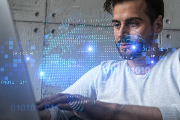 Dünya çapında yeni bir tedarik zinciri geliştirmek için dizüstü bilgisayar kullanan ciddi bir Kafkasyalı yönetici. Çifte maruziyet. dünya ve harita hologramı.