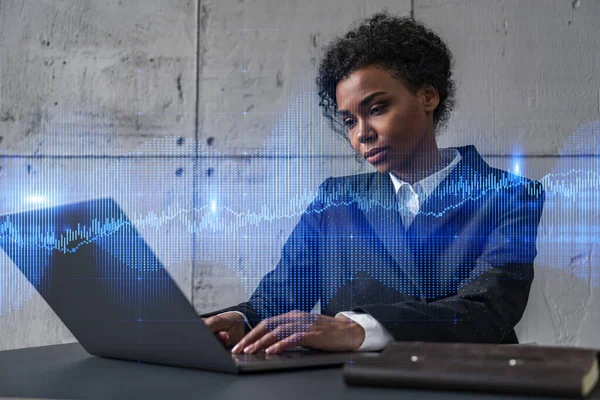 Femme d'affaires tapant sur le travail d'ordinateur portable dans le bureau moderne sur le nouveau projet. marché financier graphique hologramme de dessin. Double exposition. Concept de succès. — Photo