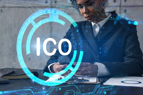 İş kadını daktilo ediyor, modern ofiste yeni bir proje üzerinde çalışıyor. ICO engelleme hologramı. Çifte maruziyet. Başarı kavramı.