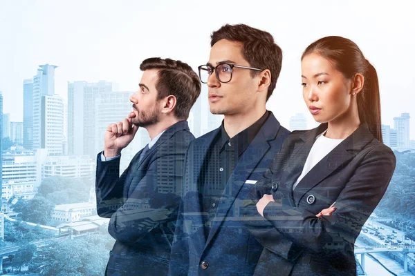 Группа из трех коллег по бизнесу в костюмах мечтает о новых карьерных возможностях после окончания MBA. Концепция многонациональной корпоративной команды. Куала-Лумпур на заднем плане. Двойное воздействие. — стоковое фото