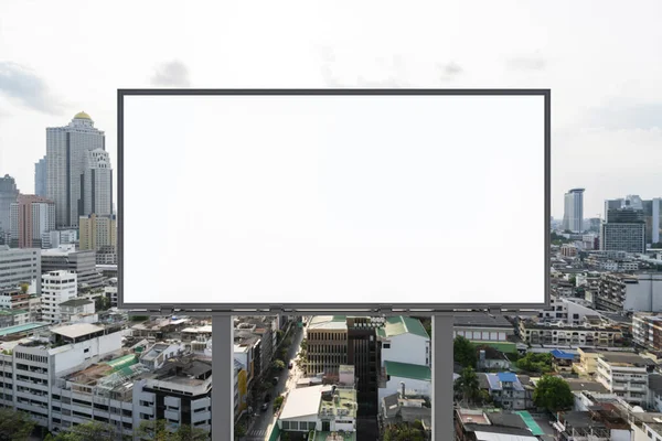 Cartelera blanca en blanco con fondo de paisaje urbano de Bangkok durante el día. Cartel publicitario callejero, maqueta, representación 3D. Vista frontal. El concepto de comunicación de marketing para promover o vender la idea. —  Fotos de Stock