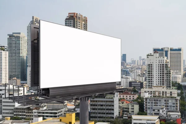 Бланширующая белая дорожная доска на фоне города Бангкока в дневное время. Уличная реклама, макет, 3D рендеринг. Вид сбоку. Концепция маркетинговой коммуникации для продвижения или продажи идеи. — стоковое фото
