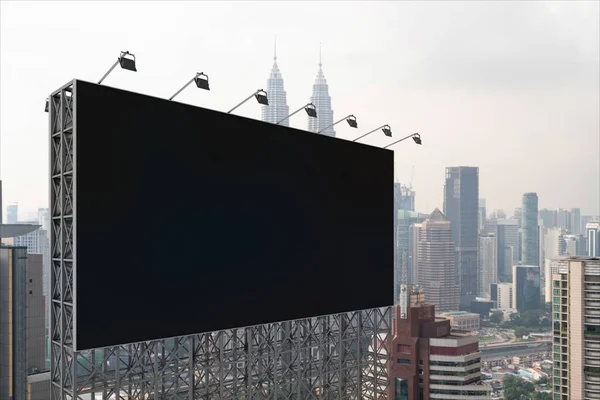 Panneau d'affichage de route noir blanc avec fond de paysage urbain Kuala Lumpur le jour. Affiche publicitaire, maquette, rendu 3D. Vue latérale. Le concept de communication marketing. — Photo