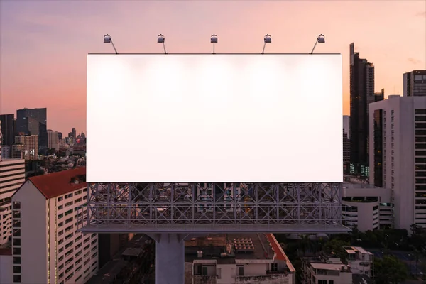 Cartelera blanca en blanco con fondo de paisaje urbano de Bangkok por la noche. Cartel publicitario callejero, maqueta, representación 3D. Vista frontal. El concepto de comunicación de marketing para promover la idea. —  Fotos de Stock