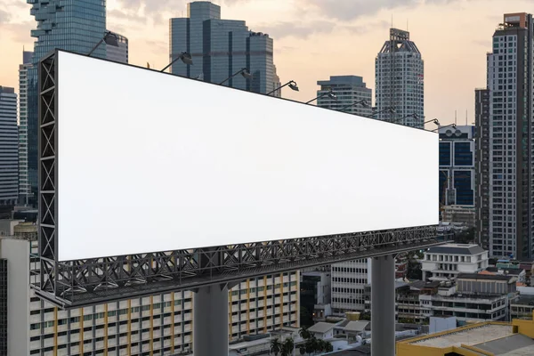 Leere weiße Straßenwerbetafel mit Bangkoks Stadtbild bei Sonnenuntergang. Straßenwerbeplakat, Mock-up, 3D-Rendering. Seitenansicht. Das Konzept der Marketing-Kommunikation zur Förderung oder zum Verkauf von Ideen. — Stockfoto