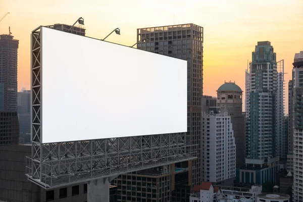 Blank outdoor estrada branca com fundo cityscape Bangkok ao pôr do sol. Cartaz publicitário de rua, mock up, renderização 3D. Vista lateral. O conceito de comunicação de marketing para promover ou vender ideia . — Fotografia de Stock