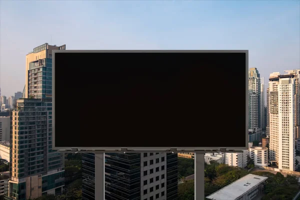 Бланк черного дорожного билборда на фоне Бангкока на закате. Уличная реклама, макет, 3D рендеринг. Вид спереди. Концепция маркетинговой коммуникации для продвижения или продажи идеи. — стоковое фото