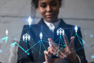 İş kadını telefonu kullanıyor, modern ofiste yeni bir proje üzerinde çalışıyor. Çifte maruziyet. Başarı kavramı. Sosyal ağ hologramı.