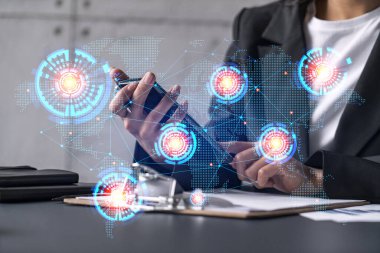 Ofiste akıllı telefon kullanan bir iş kadını. Dünya haritalı uluslararası iş ilişkileri. Çift pozlama.