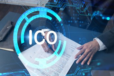 Kadın anlaşma imzalıyor. ICO ikon hologramı. Çifte maruziyet. Engelleme zinciri kavramı.
